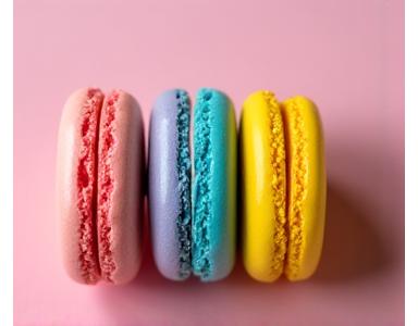 Assortiment de macarons artisanaux aux couleurs vives